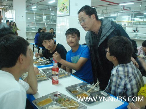 章秉純、何福全深入學生宿舍食堂親切看望新生