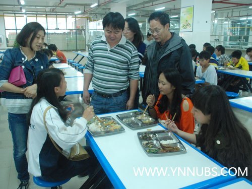 章秉純、何福全深入學生宿舍食堂親切看望新生