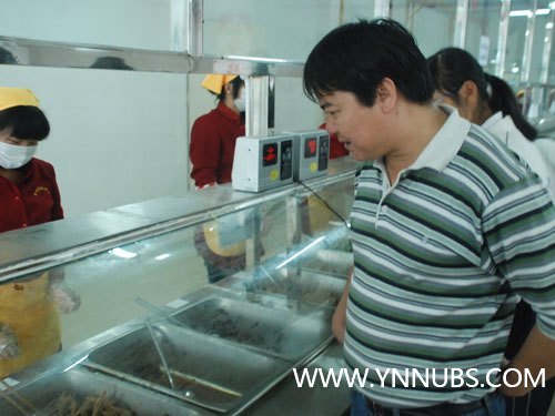 章秉純、何福全深入學生宿舍食堂親切看望新生