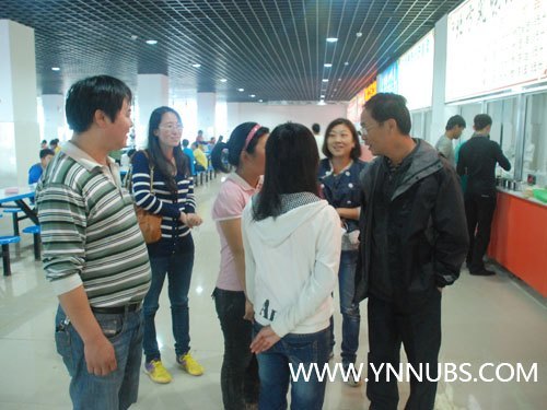 章秉純、何福全深入學生宿舍食堂親切看望新生