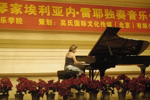 應(yīng)音樂學(xué)院邀請 比利時(shí)鋼琴家來校演出