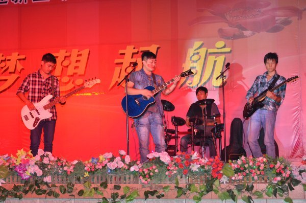 歌舞青春迎新生 放飛夢(mèng)想慶雙節(jié)