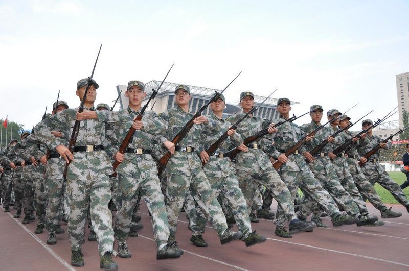 中北大學舉行2012級學生軍訓匯報表演暨總結表彰大會