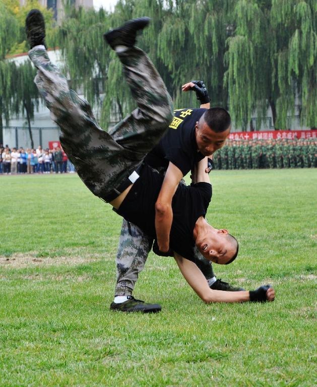 中北大學舉行2012級學生軍訓匯報表演暨總結表彰大會