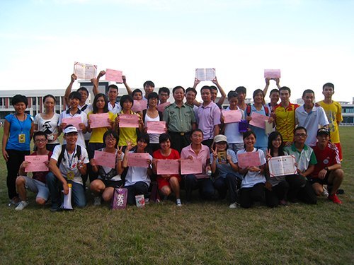 肇慶學(xué)院舉行軍訓(xùn)定向比賽 300多名新生踴躍參與