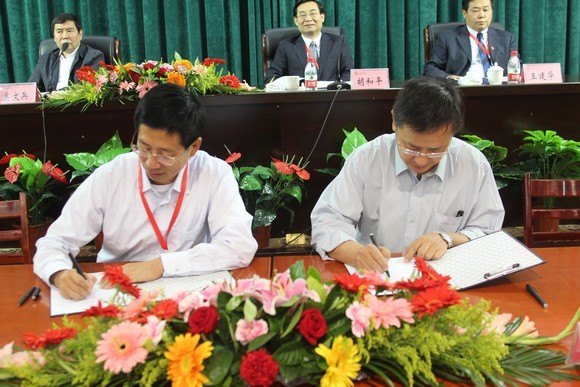 東華大學與新疆大學簽署2012-2013年度對口支援協(xié)議