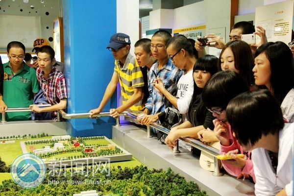 首批新生參觀校史館