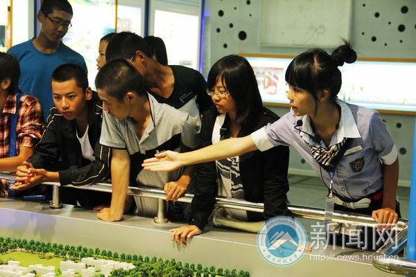 首批新生參觀校史館