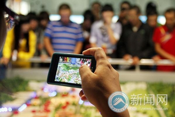 首批新生參觀校史館