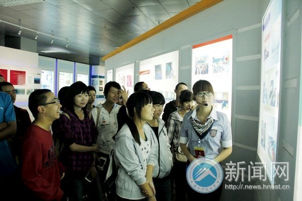 首批新生參觀校史館