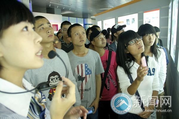 首批新生參觀校史館