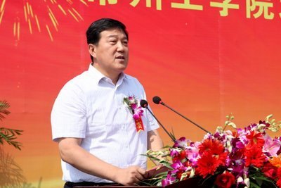 常州工學院北部新城新校區(qū)奠基 省市領導曹衛(wèi)星閻立為奠基石揭彩 姚曉東講話