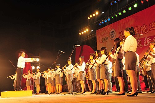 迎國慶 迎十八大 迎新生 肇慶學(xué)院文藝晚會(huì)精彩紛呈