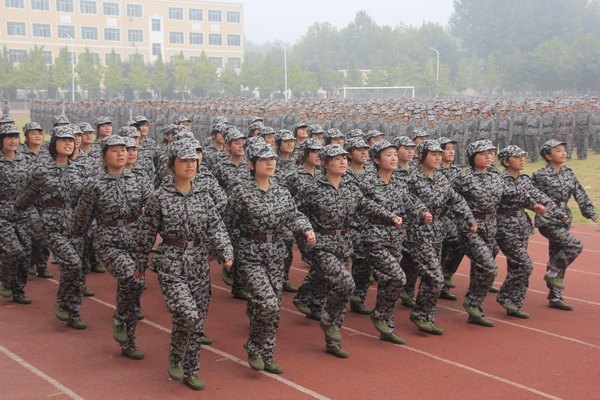 鄭州職業技術學院隆重舉行2012級新生軍訓總結表彰大會暨開學典禮