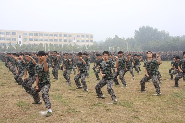 鄭州職業技術學院隆重舉行2012級新生軍訓總結表彰大會暨開學典禮