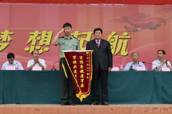 鄭州職業技術學院隆重舉行2012級新生軍訓總結表彰大會暨開學典禮