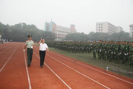 安徽工業(yè)大學(xué)工商學(xué)院舉行2012級(jí)學(xué)生軍訓(xùn)閱兵式暨總結(jié)表彰大會(huì)