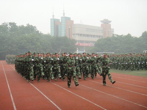 安徽工業(yè)大學(xué)工商學(xué)院舉行2012級(jí)學(xué)生軍訓(xùn)閱兵式暨總結(jié)表彰大會(huì)