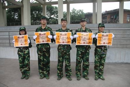 安徽工業(yè)大學(xué)工商學(xué)院舉行2012級(jí)學(xué)生軍訓(xùn)閱兵式暨總結(jié)表彰大會(huì)