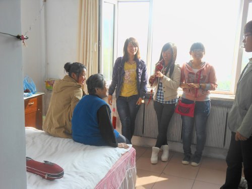 制藥與食品科學學院到環通鄉敬老院開展慰問活動