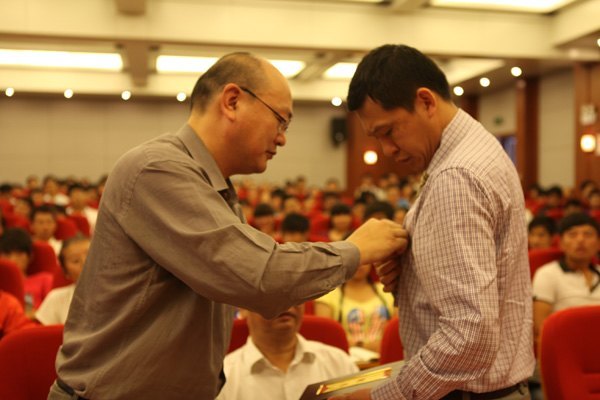 國際通信領(lǐng)域卓越學者向維受聘景德鎮(zhèn)陶瓷學院客座教授