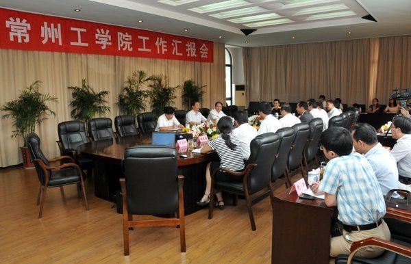 江蘇省副省長曹衛(wèi)星視察常州工學(xué)院