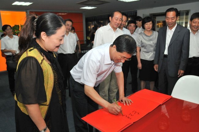 江蘇省副省長曹衛(wèi)星視察常州工學(xué)院