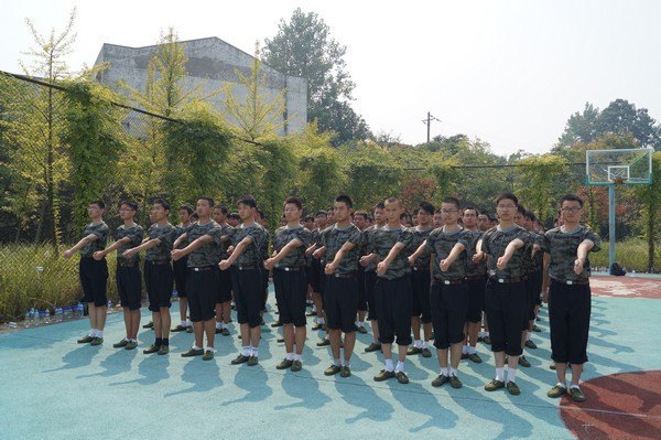 學校2012級新生軍訓工作平穩有序推進