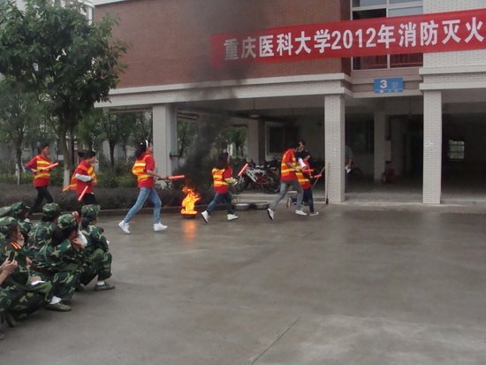 學校保衛處開展2012級新生消防安全知識培訓和消防滅火疏散演練