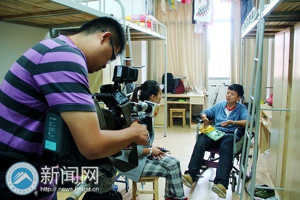 湖南衛視等多家媒體來校采訪宋瓊同學