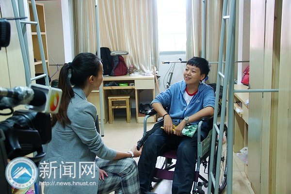 湖南衛視等多家媒體來校采訪宋瓊同學