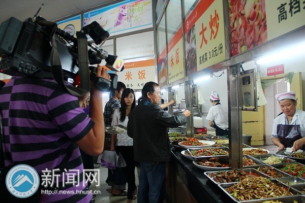 湖南衛視等多家媒體來校采訪宋瓊同學