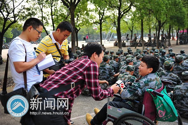 湖南衛視等多家媒體來校采訪宋瓊同學