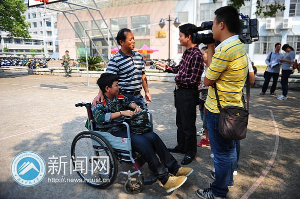 湖南衛視等多家媒體來校采訪宋瓊同學