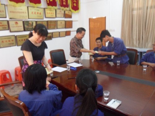 化工學院黨委慰問2012級家庭經濟困難新生