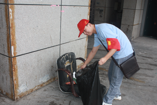 三峽大學科技學院學生積極參加“共建衛生城市 文明從我做起”公益活動