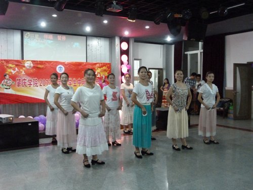 月圓情濃載歌載舞 新疆學(xué)子喜迎中秋