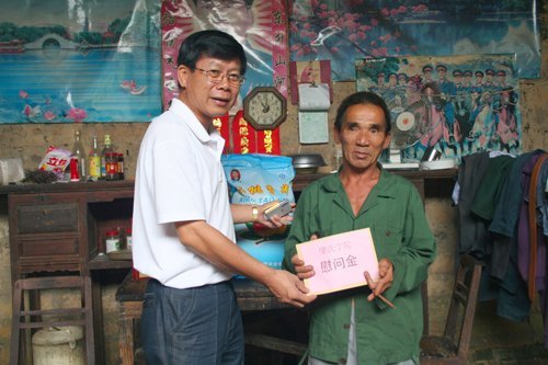 肇慶學院再赴三坑村扶貧 贈送種苗物資 送去中秋祝福