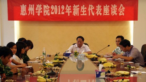 2012級(jí)新生代表座談會(huì)昨舉行