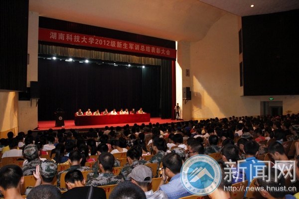 2012級(jí)新生軍訓(xùn)總結(jié)表彰大會(huì)圓滿(mǎn)召開(kāi)