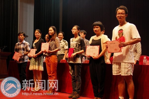 2012級(jí)新生軍訓(xùn)總結(jié)表彰大會(huì)圓滿(mǎn)召開(kāi)