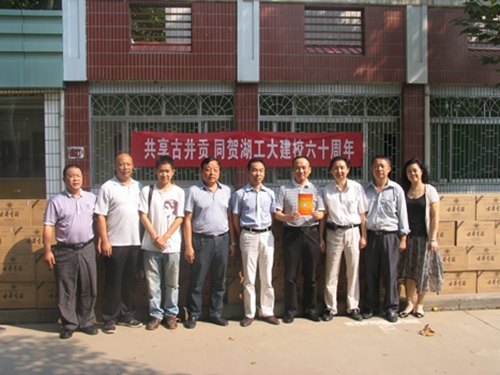 82rC쌣IУѾٛ10fԪУcY͵֌WУ