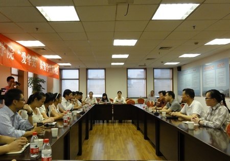 “愛華獎”獲獎學生參觀考察愛華集團