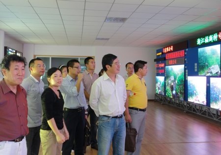 “愛華獎”獲獎學生參觀考察愛華集團