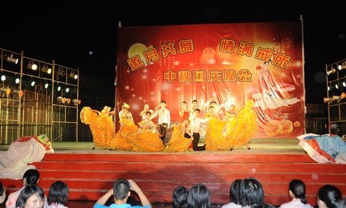 【豐湖黨旗紅】音樂系師生雨中邀月共舞情滿戒毒所