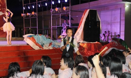 【豐湖黨旗紅】音樂系師生雨中邀月共舞情滿戒毒所