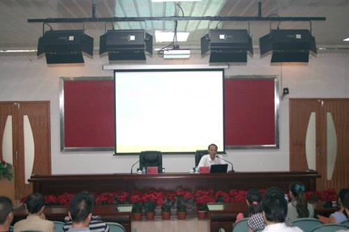 和飛勉勵(lì)新教師努力工作 并暢談學(xué)校辦學(xué)理念及實(shí)踐