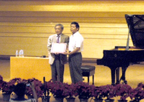 音樂大師來校講學獻藝 鋼琴獨奏音樂會長達170分鐘