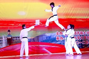 濟(jì)南大學(xué)2012年“慶國慶·迎新生”文藝晚會隆重舉行