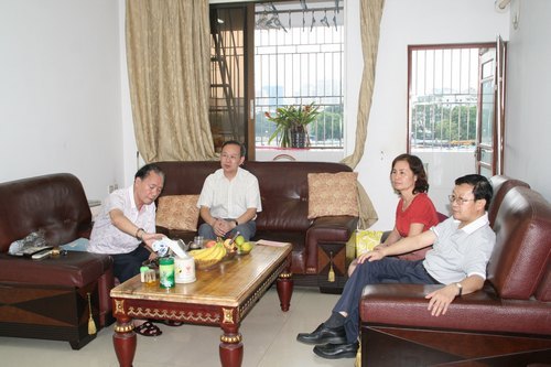 學院領導走訪慰問離退休老同志